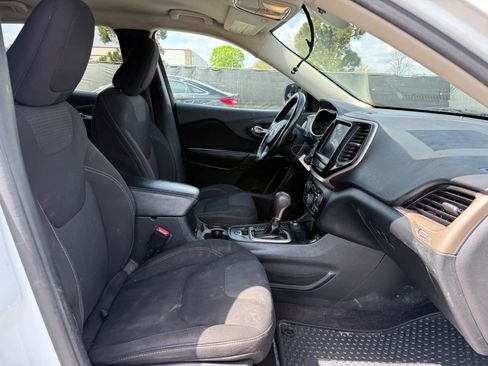 Used 2016 Jeep Cherokee Latitude w/ Cold Weather Group AWD/4WD image 18
