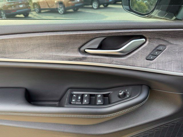 Used 2023 Jeep Grand Cherokee Limited w/ Black Appearance Package RWD image 15