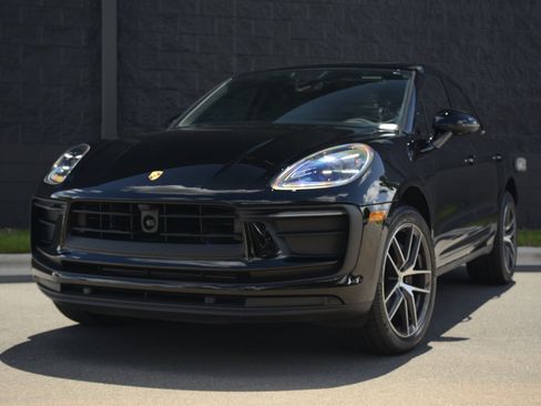 Certified 2026 Porsche Macan AWD/4WD image 42