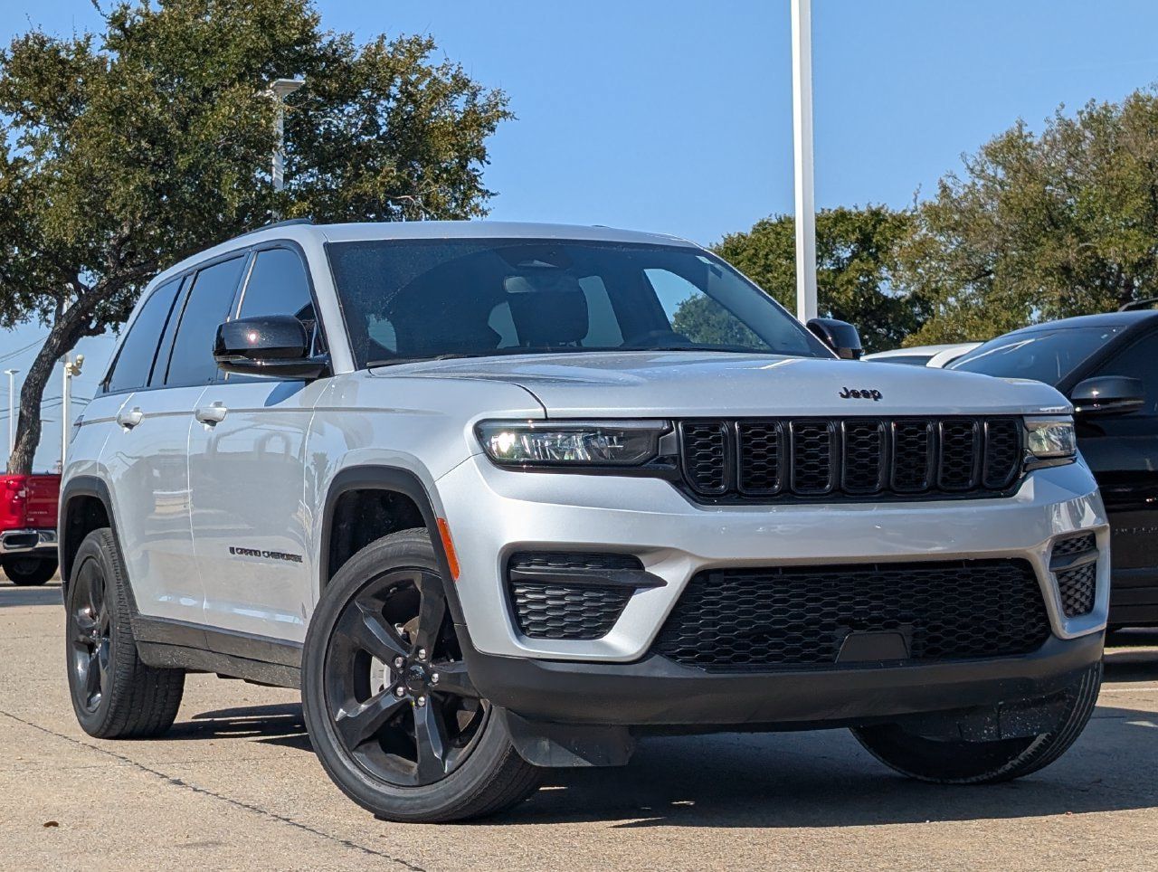 Used 2024 Jeep Grand Cherokee Altitude AWD/4WD image 1