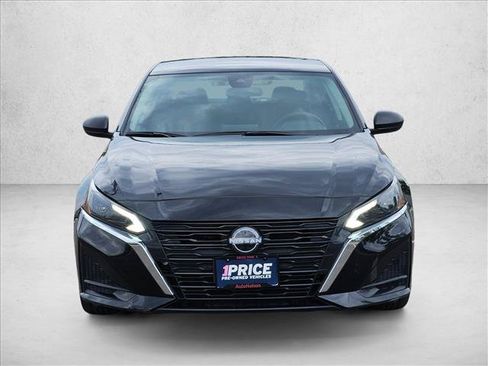 Used 2024 Nissan Altima 2.5 SV FWD image 2
