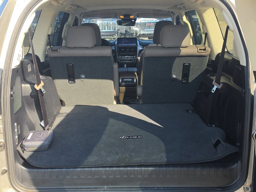 Used 2023 Lexus GX 460 Premium w/ Accessory Package AWD/4WD image 10