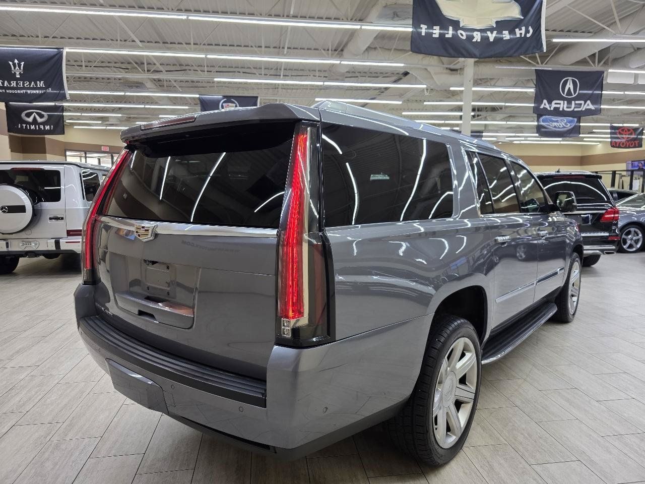 Used 2018 Cadillac Escalade ESV Luxury RWD image 6