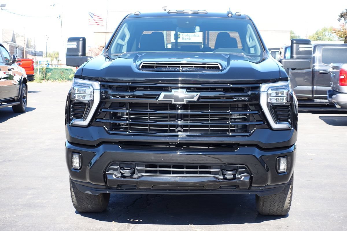Used 2024 Chevrolet Silverado 2500 LT w/ Midnight Edition AWD/4WD image 5