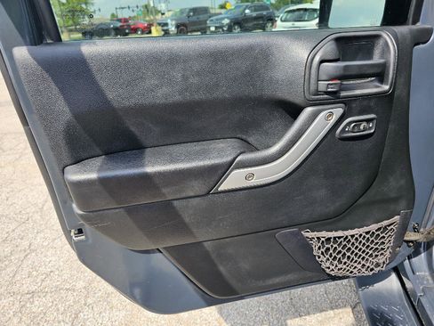 Used 2016 Jeep Wrangler Unlimited Rubicon w/ Connectivity Group image 34