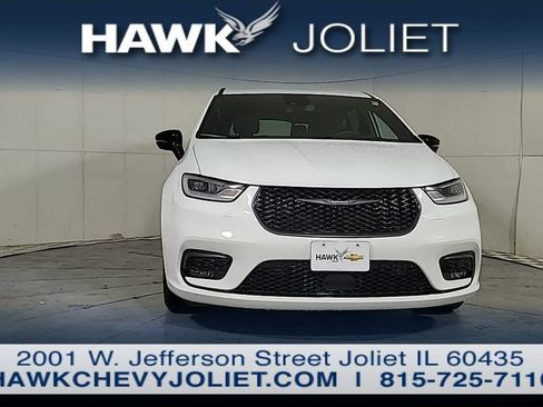 Used 2024 Chrysler Pacifica Limited FWD image 9