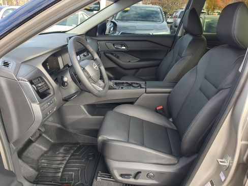 Used 2025 Nissan Rogue SL w/ Tech Package image 28