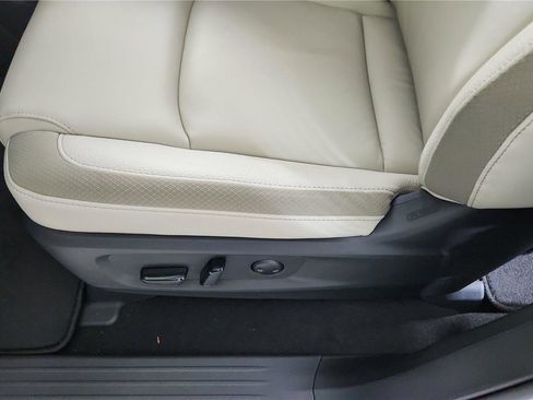 Used 2025 Nissan Pathfinder SL w/ Black Appearance Package image 17