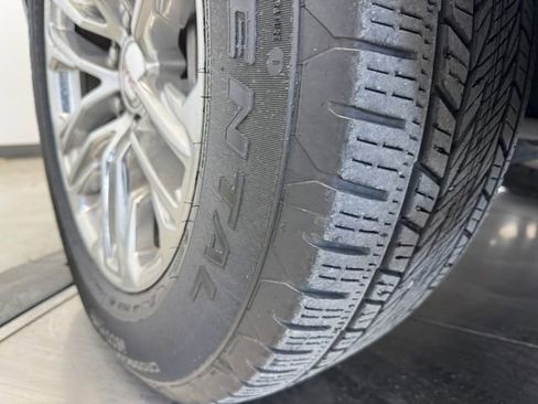 Used 2024 GMC Yukon SLT w/ SLT Luxury Package image 11