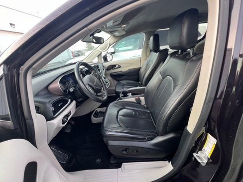 Used 2018 Chrysler Pacifica Touring-L Plus image 2