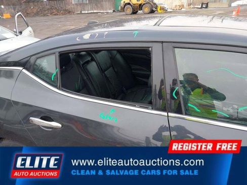 Used 2017 Nissan Maxima Platinum w/ Interior Lighting Package image 12