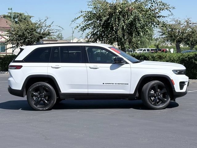 Used 2023 Jeep Grand Cherokee Altitude AWD/4WD image 4