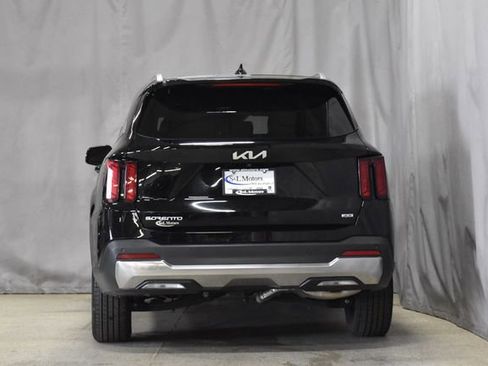 Used 2024 Kia Sorento S image 8