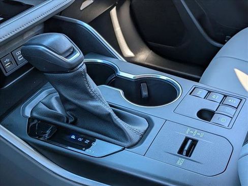 Used 2023 Toyota Highlander XLE image 12