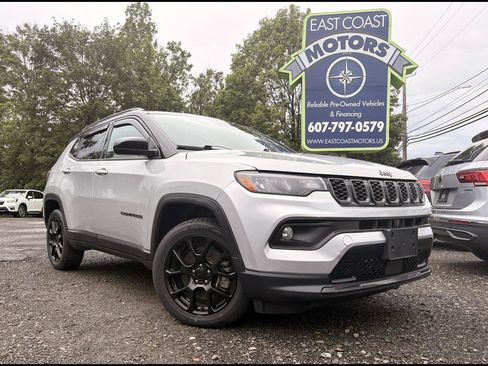 Used 2024 Jeep Compass Latitude w/ Convenience Group AWD/4WD image 1