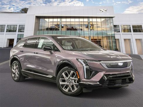 Used 2025 Cadillac Optiq Luxury 2 image 1