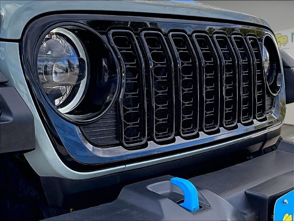 Used 2024 Jeep Wrangler Unlimited AWD/4WD image 30