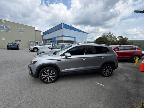 Used 2024 Volkswagen Taos SE FWD image 4