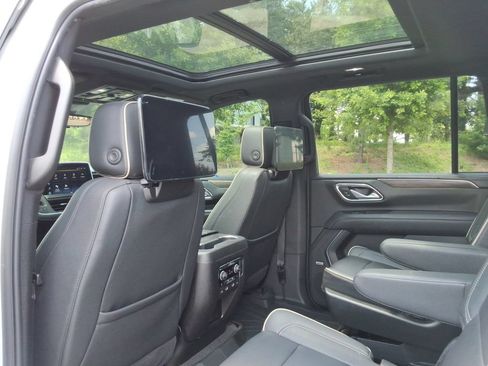 Used 2023 Chevrolet Suburban Premier w/ Premium Package 2 AWD/4WD image 19