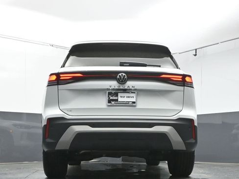 Certified 2025 Volkswagen Tiguan SE image 37