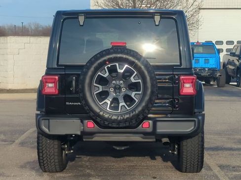 Used 2025 Jeep Wrangler Sahara image 4