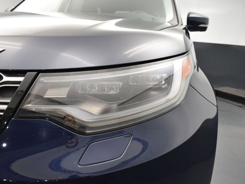 Used 2023 Land Rover Discovery S image 5