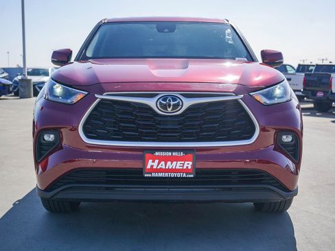Used 2021 Toyota Highlander LE image 2