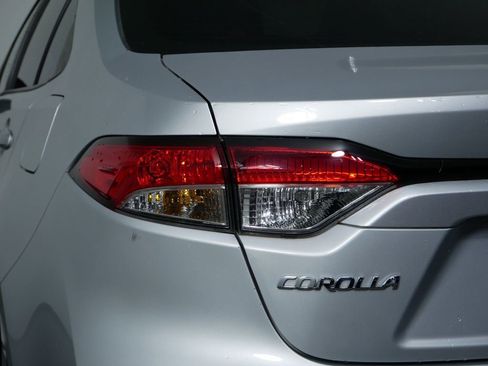 Used 2021 Toyota Corolla LE image 12