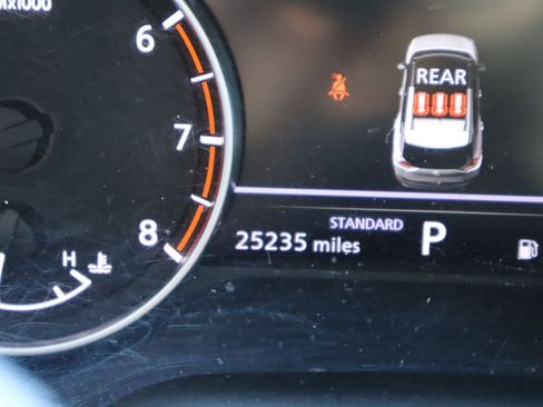 Used 2023 Nissan Rogue SV w/ SV Premium B Package FWD image 11