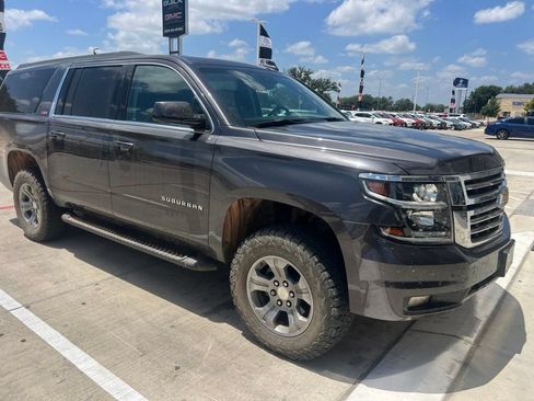 Used 2018 Chevrolet Suburban LT w/ Luxury Package AWD/4WD image 2