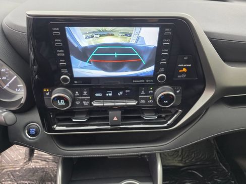 Used 2021 Toyota Highlander XLE FWD image 23