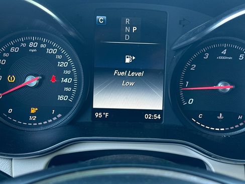 Used 2019 Mercedes-Benz GLC 300 4MATIC image 21