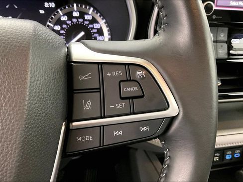 Used 2022 Toyota Highlander XLE AWD/4WD image 11