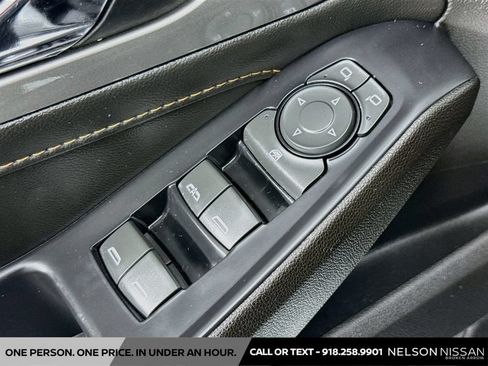 Used 2021 Chevrolet Traverse LT FWD image 17