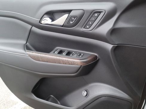 Certified 2023 GMC Acadia Denali w/ Denali Ultimate Package image 29