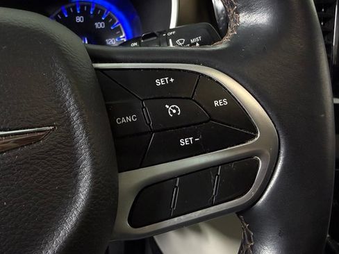 Used 2018 Chrysler Pacifica Touring-L w/ Premium Audio Group FWD image 19