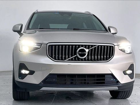 Used 2023 Volvo XC40 B4 Plus image 6