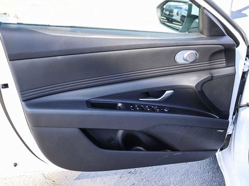 New 2025 Hyundai Elantra Limited image 23