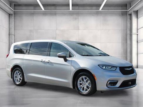Used 2023 Chrysler Pacifica Touring-L FWD image 1