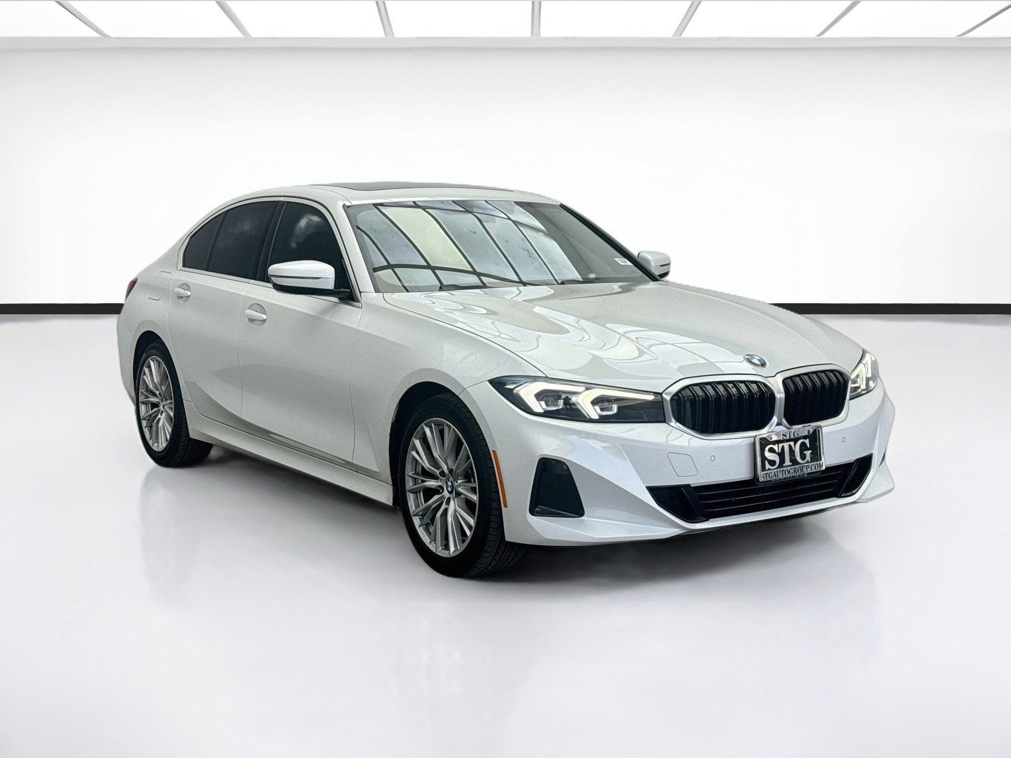 Used 2024 BMW 330i Sedan w/ Convenience Package RWD image 3