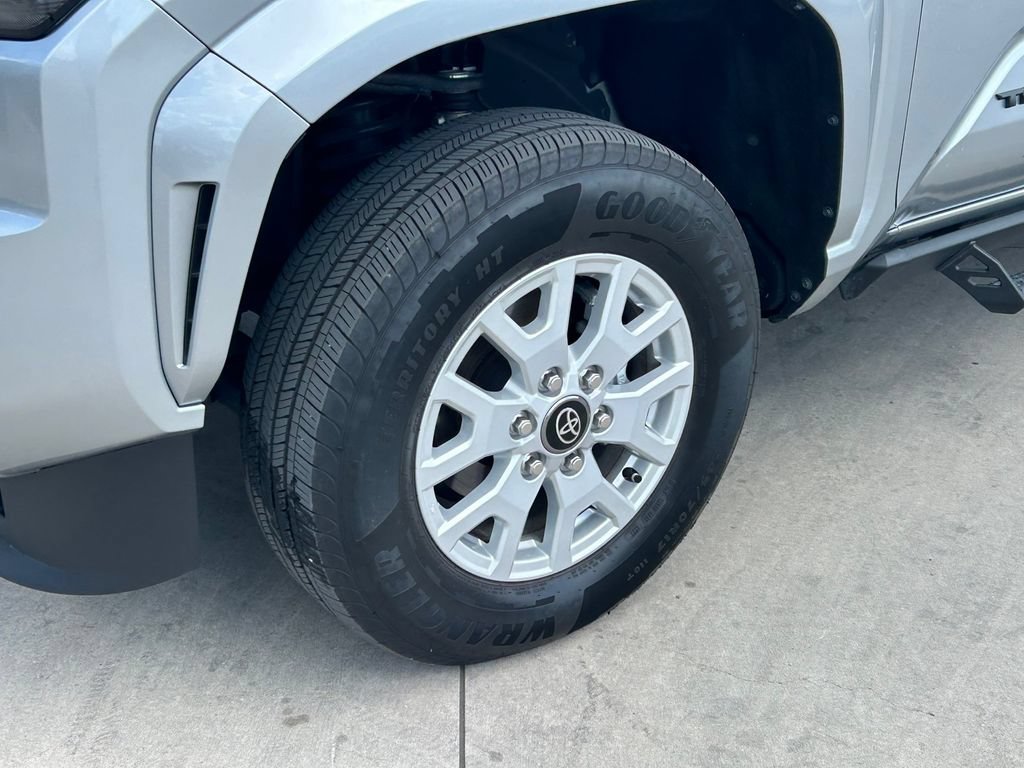 Certified 2025 Toyota Tacoma SR5 AWD/4WD image 9