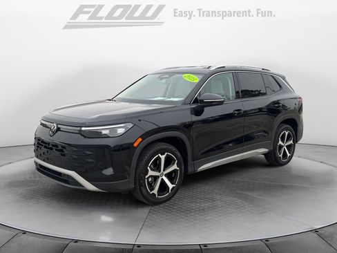 Certified 2025 Volkswagen Tiguan SE image 4