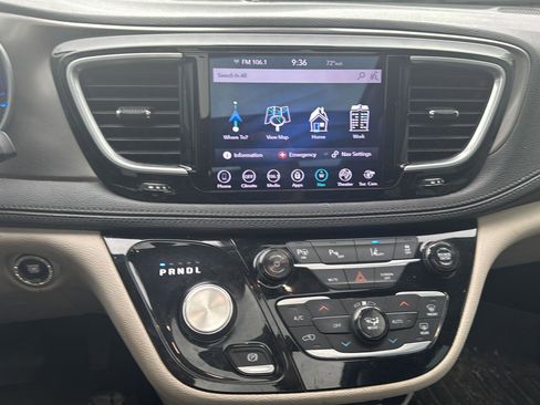 Used 2018 Chrysler Pacifica Limited FWD image 13