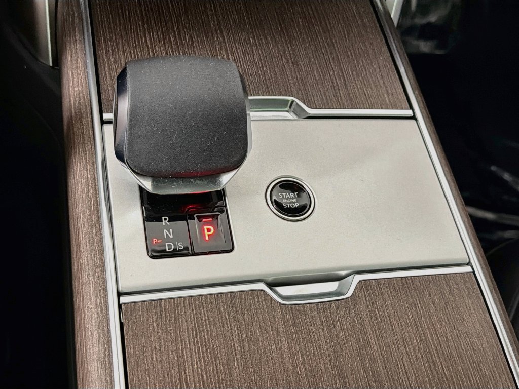 Used 2025 Land Rover Range Rover SE AWD/4WD image 17