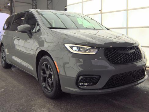 Used 2023 Chrysler Pacifica Touring-L w/ S Appearance Package image 2