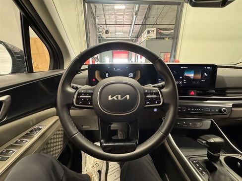 Used 2025 Kia Carnival image 26