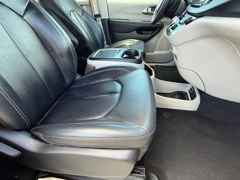 Used 2023 Chrysler Pacifica Touring-L FWD image 10