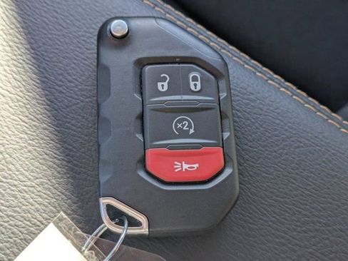 Used 2026 Jeep Wrangler Unlimited Sahara AWD/4WD image 25