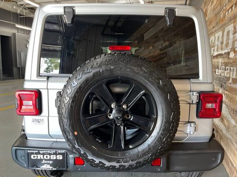 Used 2022 Jeep Wrangler Unlimited Sahara AWD/4WD image 22