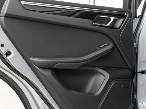 Certified 2026 Porsche Macan AWD/4WD image 28